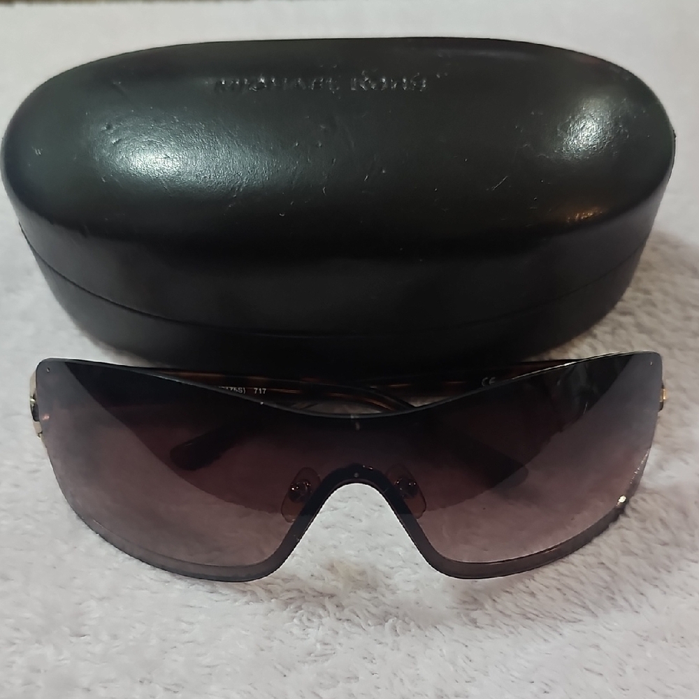 Michael Kors Black Sunglasses with Case. Michael Kors Verona (M2475S).  - Picture 3 of 12
